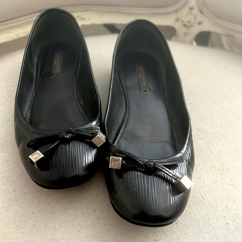 Louis Vuitton flats black beautiful condition size 37 1/2 ✨✨✨